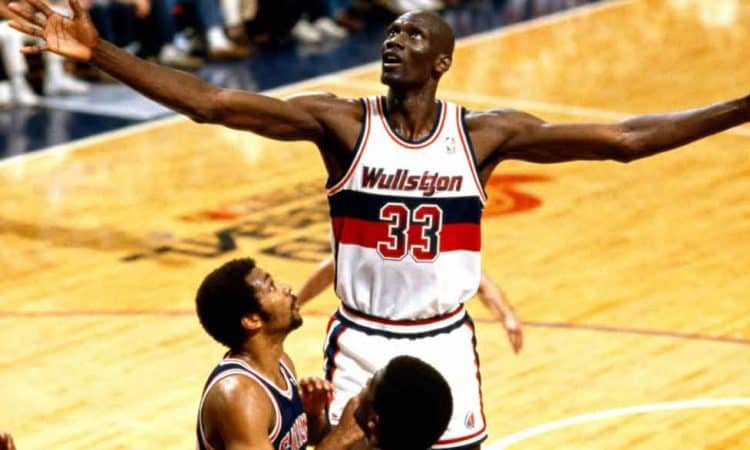 Manute Bol: Legenda Basket dengan Tinggi Luar Biasa